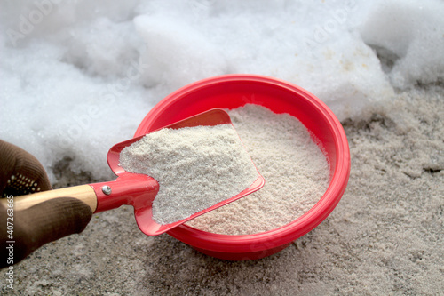 Sand auf einer Schaufel für den Winterdienst photo