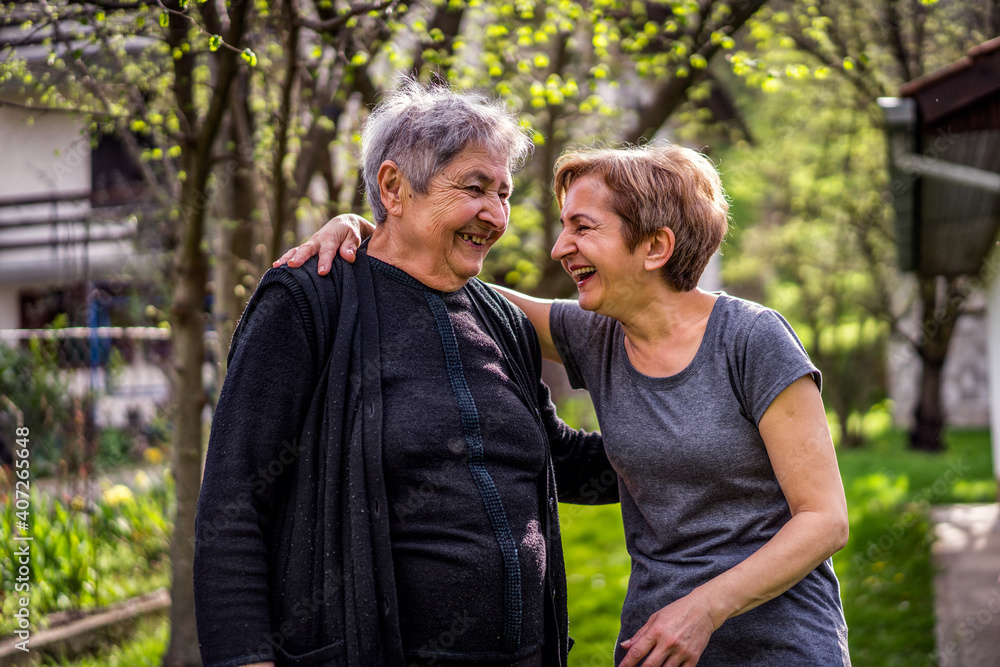 Obraz premium Very old woman bonding with her daughter