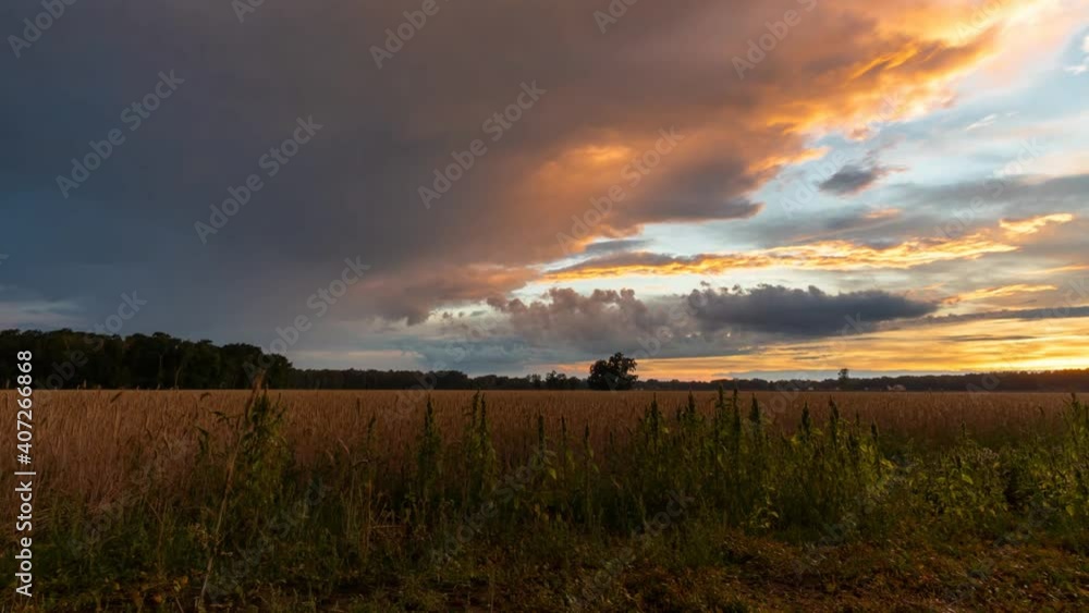 Gewitterwolken im Sonnenuntergang Zeitraffer am Feld Gewitterwolken im Sonnenuntergang Zeitraffer am Feld