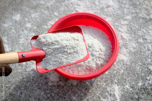 Sand auf einer Schaufel für den Winterdienst