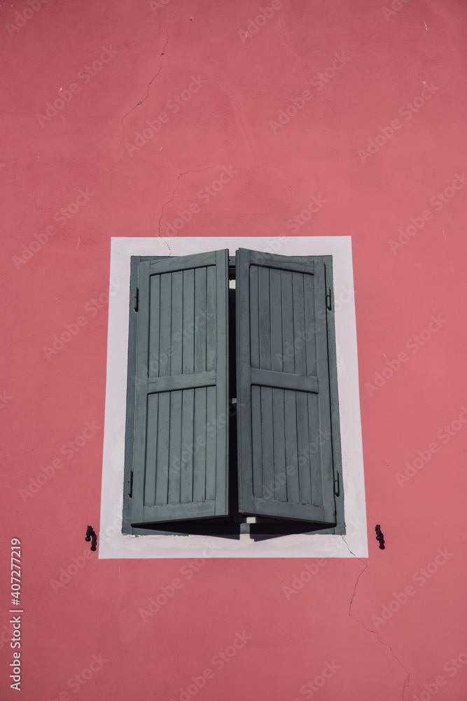 finestra serramenti scuri imposte finestra in legno tinteggiare casa cappotto costruzione edilizia 