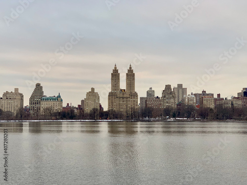Tableau sur toile The Eldorado skyscraper from Central Park's reservoir in a winter morning in mid