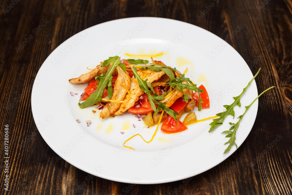 Chicken salad with arugula and crispy pepper Chicken salad with arugula and crispy pepper