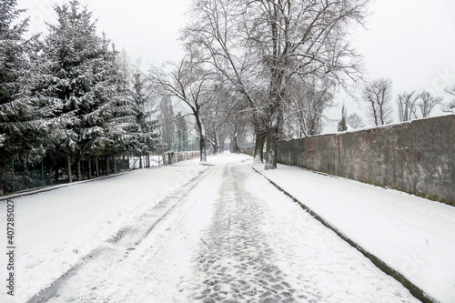 Ulica w prowincjonalnym miasteczku pokryta warstwą śniegu. © boguslavus