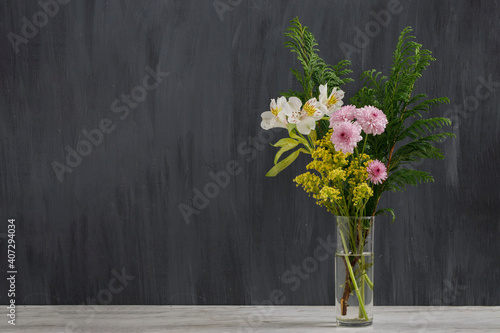 Ramo de flores de colores con un fondo vintage sobre una base de mármol- Concepto decoración de interiores minimalista