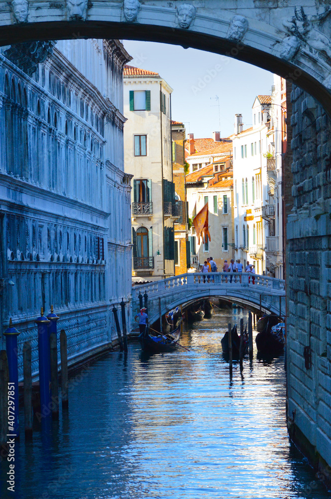 Gondel auf Kanal in Venedig mit Licht und Schatten