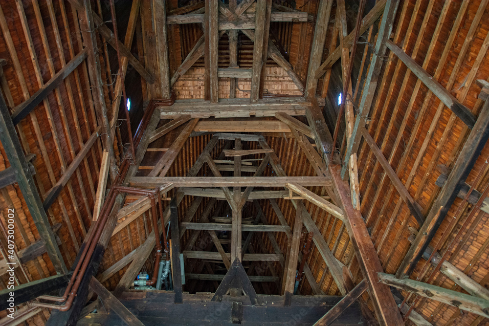 Obraz premium Zabytkowy drewniany kościół 