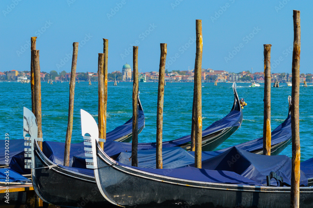 Gondeln in Venedig vor dem Markusplatz mit Blick auf den Lido