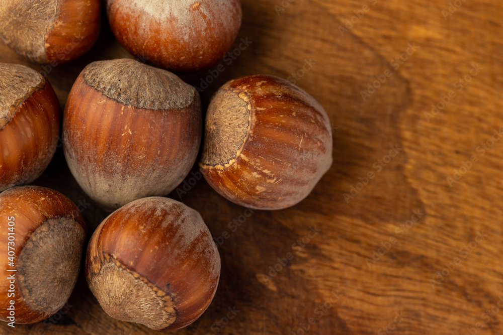 Obraz premium composition of hazelnuts on a wooden board