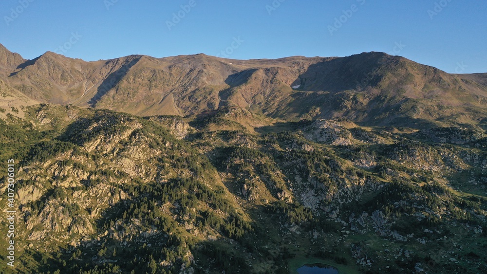 Fototapeta premium survol des lacs et forets des Bouillouses dans les Pyrénées-Orientales