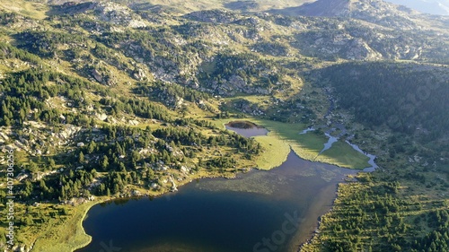 survol des lacs et forets des Bouillouses dans les Pyrénées-Orientales photo