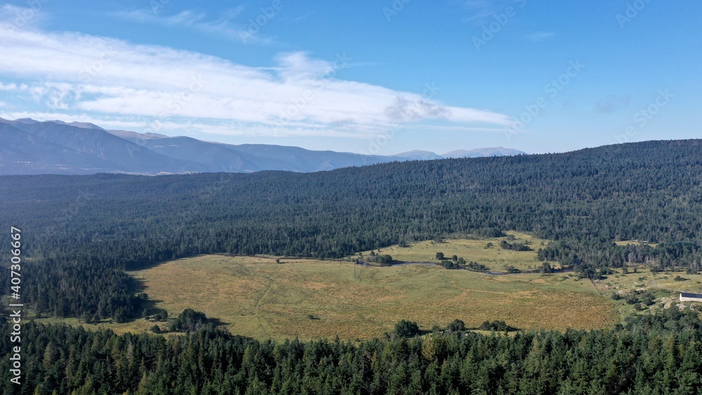 Obraz premium survol des lacs et forets des Bouillouses dans les Pyrénées-Orientales