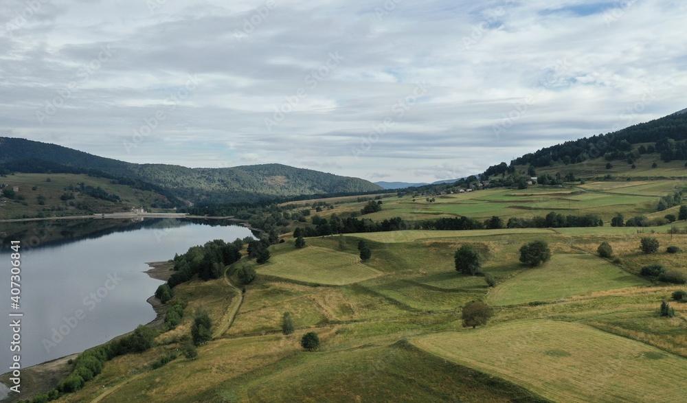 Fototapeta premium survol du lac de Puyvalador dans les Pyrénées