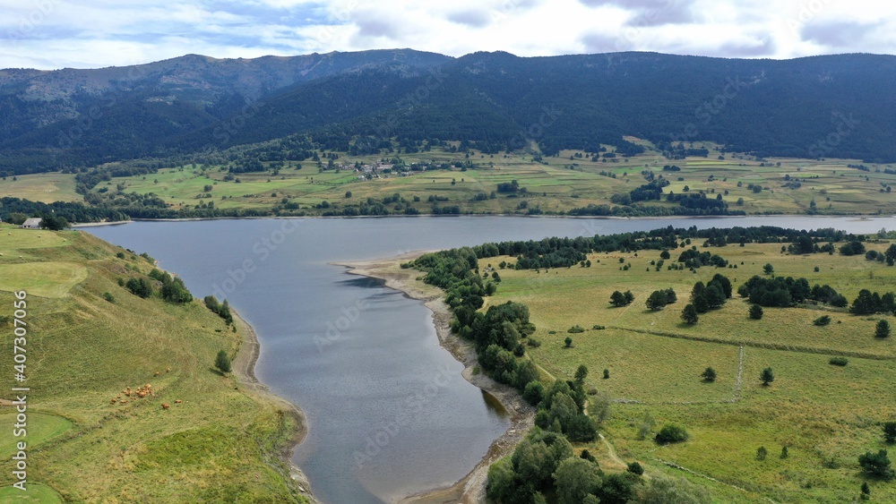 survol du lac de Puyvalador dans les Pyrénées survol du lac de Puyvalador dans les Pyrénées