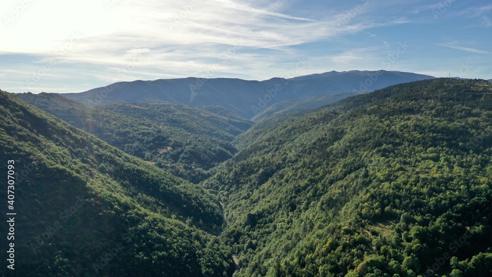 Naklejka premium survol de la haute vallée de l'Aude en Occitanie