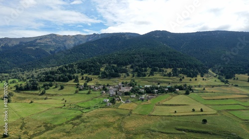 survol du lac de Puyvalador dans les Pyrénées