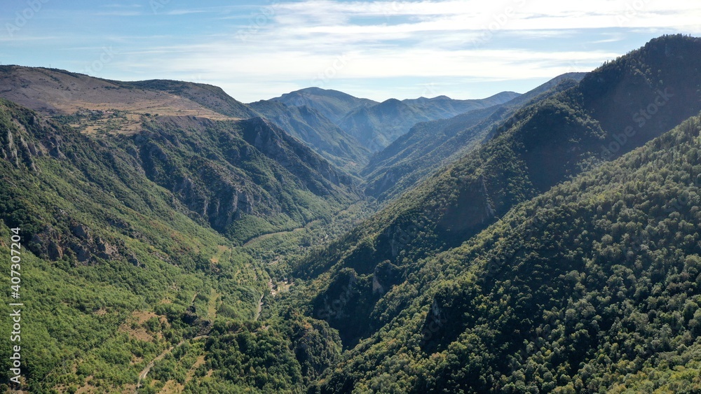 Fototapeta premium survol de la haute vallée de l'Aude en Occitanie