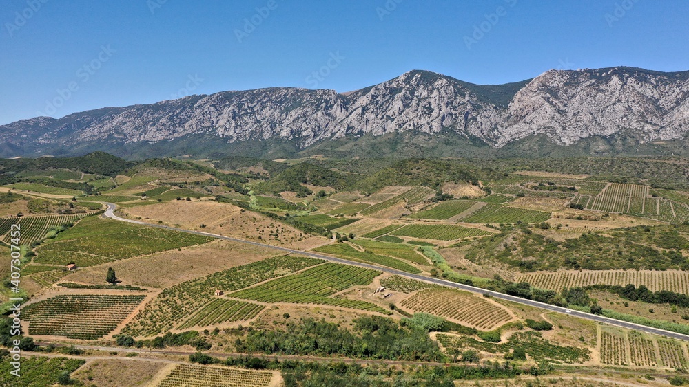 survol des vignes de Maury dans les Pyrénées-Orientales