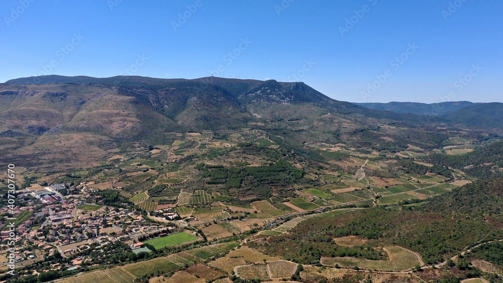 survol des vignes de Maury dans les Pyrénées-Orientales