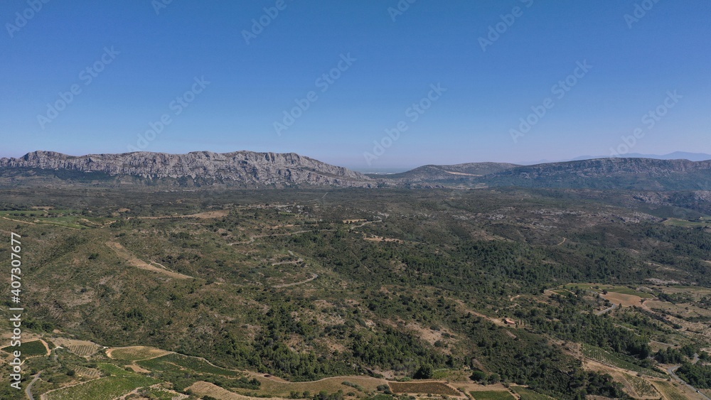 survol des vignes de Maury dans les Pyrénées-Orientales