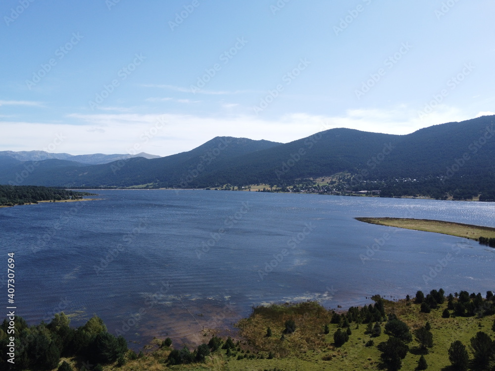 survol du lac de Matemale dans les Pyrénées-Orientales survol du lac de Matemale dans les Pyrénées-Orientales