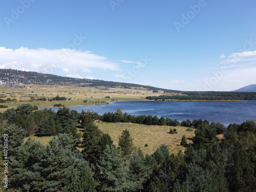 survol du lac de Matemale dans les Pyrénées-Orientales photo