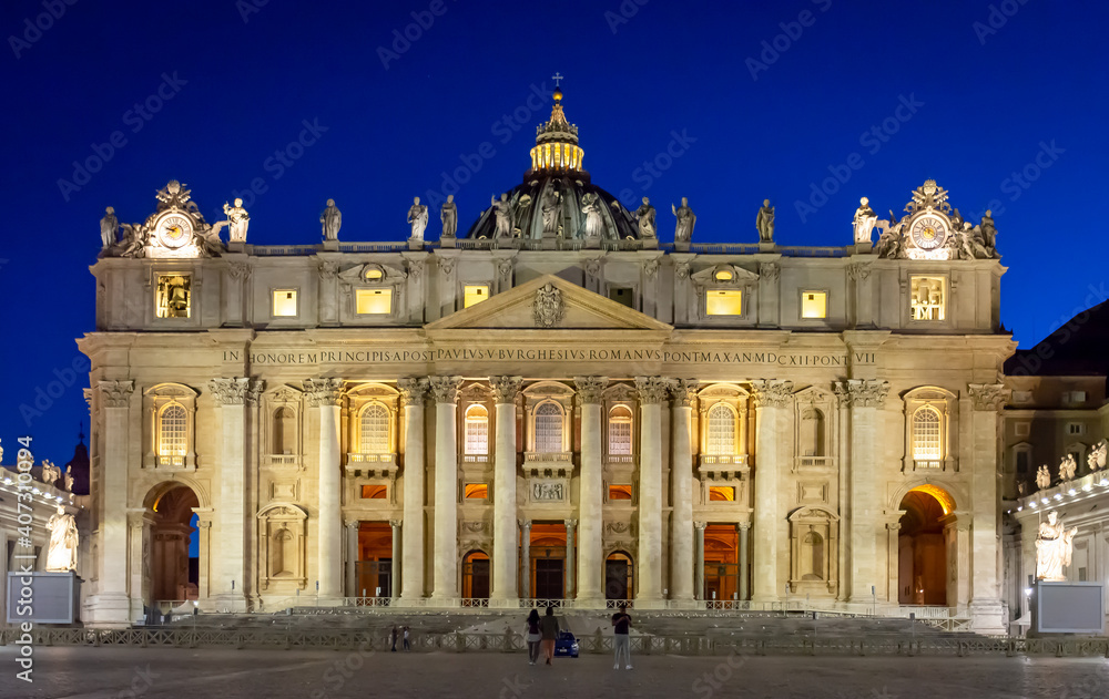 Obraz premium St. Peter's Basilica by Night