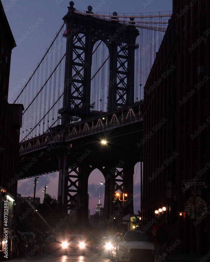 Fototapeta premium ANOCHECER VISTAS DESDE BROOKLYN A UN PUENTE NUEVA YORK