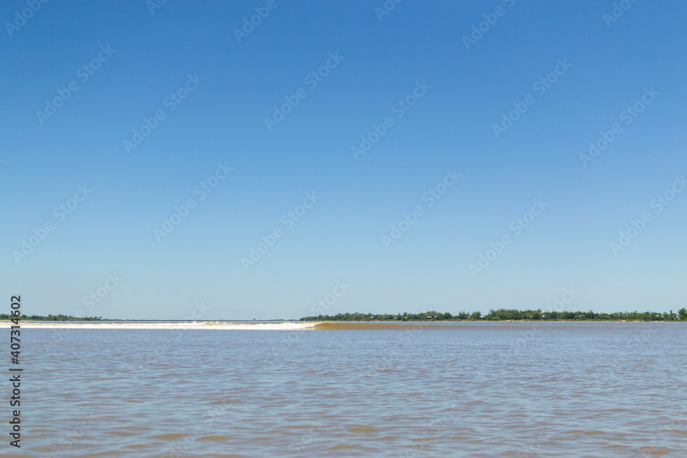 ola en el rio Paraná 