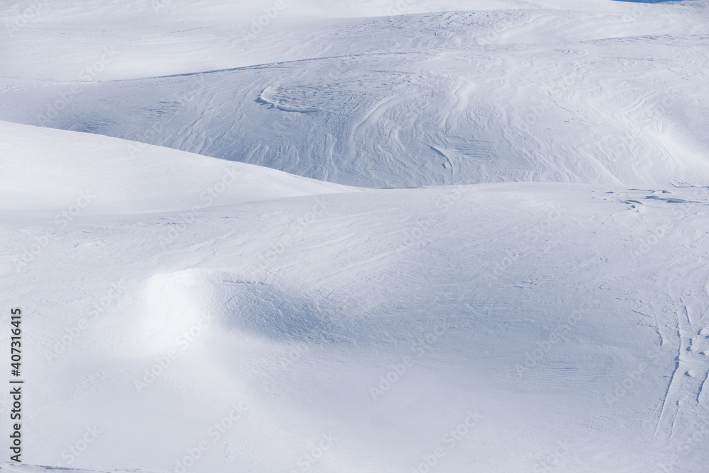 Obraz premium un bel paesaggio invernale, il bosco e le montagne coperte dalla neve, il manto di neve rende il paesaggio morbido, un deserto di neve.