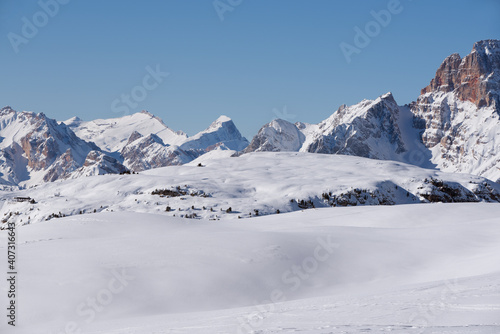 un bel paesaggio invernale, il bosco e le montagne coperte dalla neve, il manto di neve rende il paesaggio morbido, un deserto di neve.