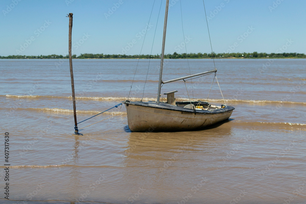 pampero atracado en la orilla del rio