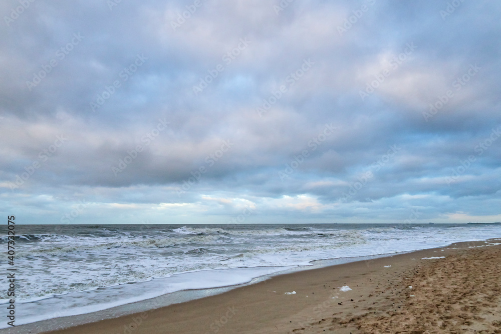 Obraz premium paysage de la côte de la mer du Nord en Belgique avec des vagues au parc naturel du Zwin en hiver par temps nuageux