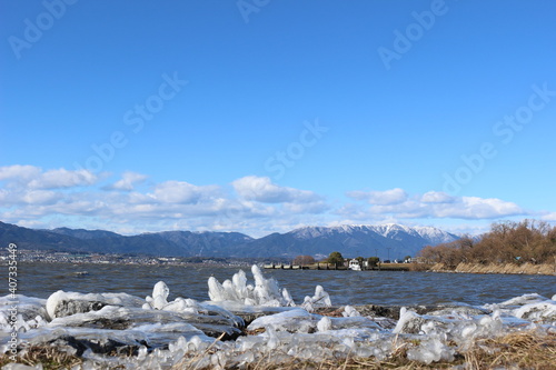 琵琶湖岸のしぶき氷と湖西の山