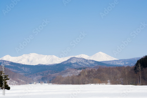 晴れた冬の日の雪原と雪山 大雪山