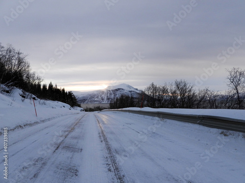 Strasse im Winter zwischen Olderdalen und Nordmannvik, Norwegen