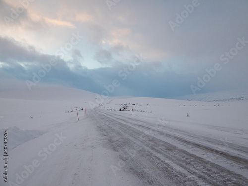 Strasse E6 im Winter zwischen Alta und Skaidi, Norwegen © U. Gernhoefer