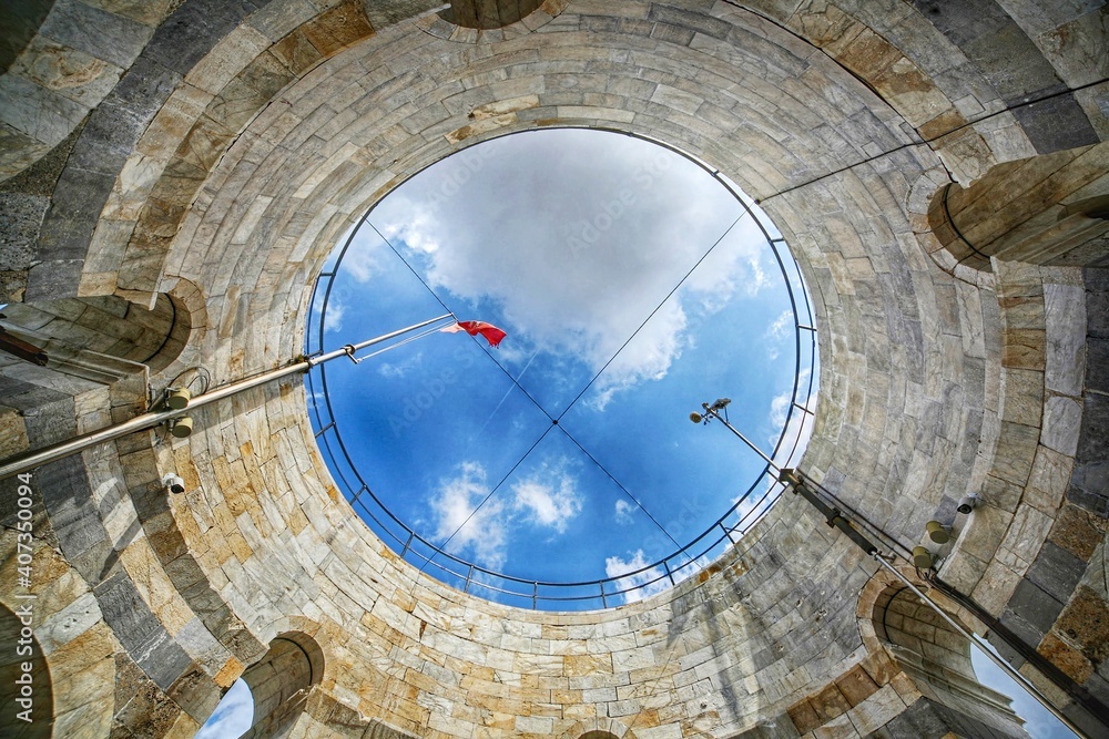 Obraz premium Taking a photo of the sky in Pisa