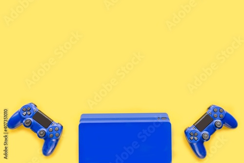 Obraz na płótnie Top view of blue gaming controllers and console. Virtual regality gaming accessories. w salonie