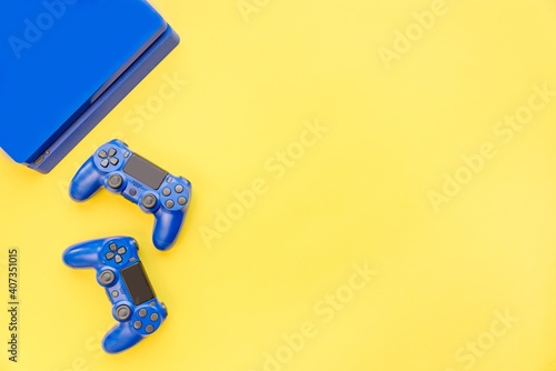 Obraz na płótnie Top view of blue gaming controllers and console. Virtual regality gaming accessories. w salonie