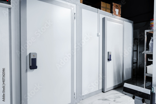 Schilderij op canvas Refrigerator room door in professional kitchen in restaurant