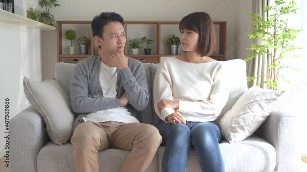 悩み 考える アジア人カップル 夫婦 悩み 考える アジア人カップル 夫婦
