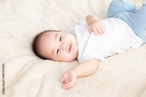 Canvastavla Asian cute adorable baby healthy boy good mood smiling laughing lie down on bedr