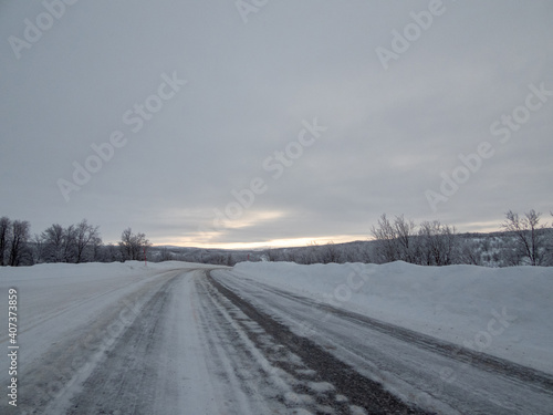 Strasse E45 im Winter zwischen Alta und Kautokeino, Norwegen photo