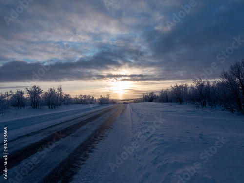 Strasse E45 im Winter zwischen Alta und Kautokeino, Norwegen © U. Gernhoefer
