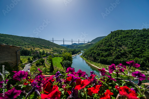 Peyre, village médiéval au dessus du tarn, avec son église troglodytique en Aveyron.	
