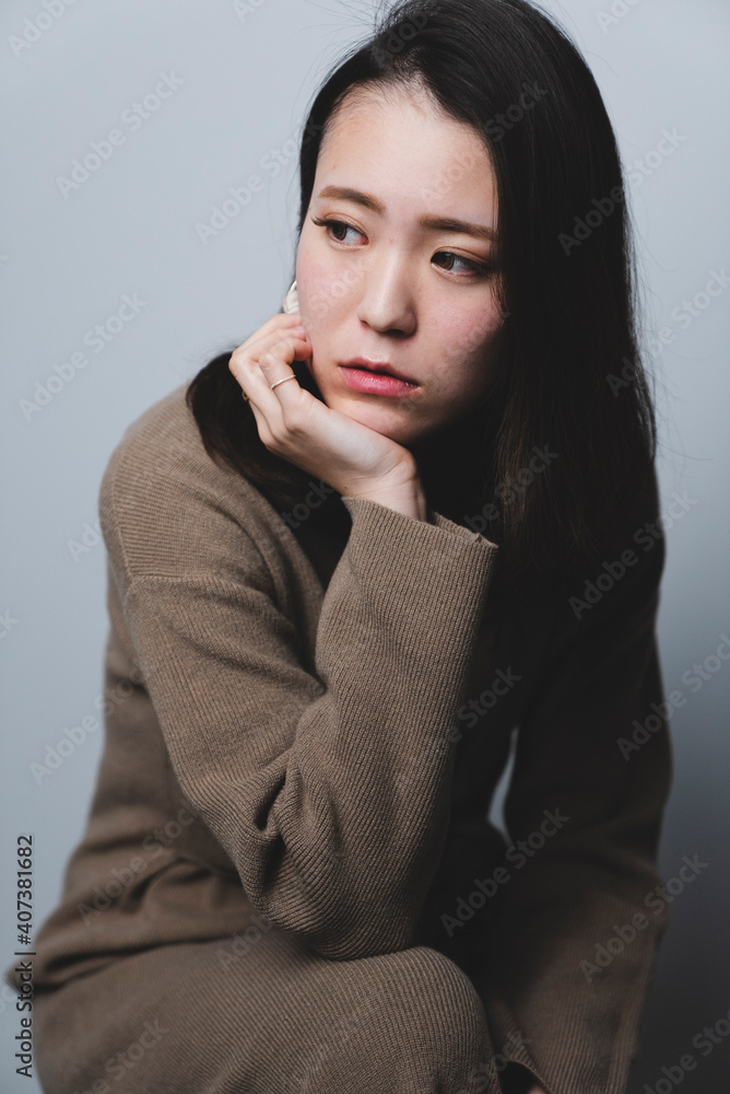 クールな女性のスタジオポートレート クールな女性のスタジオポートレート