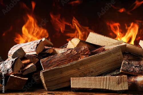 Fotografia Dry wood and burning fire on background. Cozy atmosphere