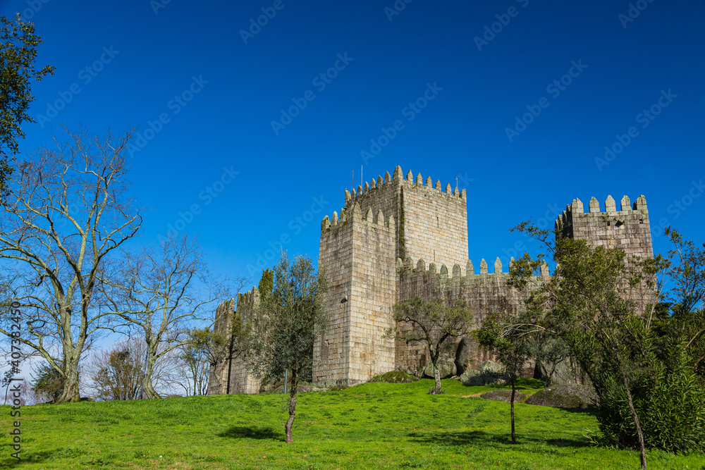 ポルトガル　丘の上のギマランイス城