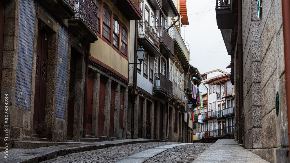 ポルトガル　ギマランイスの石畳の路地